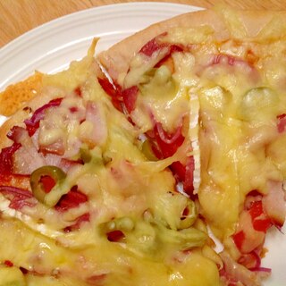 ベーコンサラミグリーンオリーブのピザ
